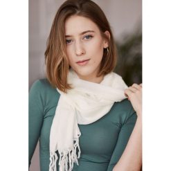 Szal wiskozowy Natur ONE SIZE biały. Białe szaliki i kominy damskie Marie Zélie, na wiosnę, bez wzorów, z bawełny. Za 127.00 zł.