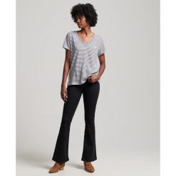 Damska koszulka z haftem i płomieniem v-neck Superdry. Niebieskie bluzki sportowe damskie Superdry., bez kołnierzyka, bez ramiączek. Za 122.90 zł.