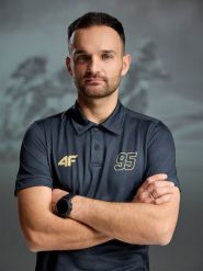 4F Koszulka polo szybkoschnąca męska 4F x Bartosz Zmarzlik - czarna XS. Czarne koszulki polo męskie 4f, m, bez wzorów, z dzianiny, bez ramiączek. Za 179.99 zł.