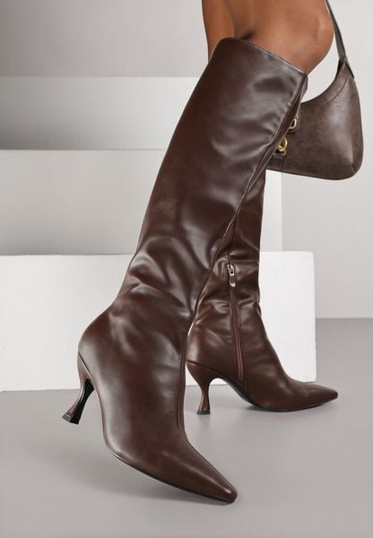 Ciemnobrązowe Marszczone Kozaki Vices na Obcasie Typu Kaczuszka Miomadia. Brązowe kozaki damskie Renee, bez obcasa, na obcasie. Za 149.99 zł.