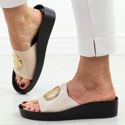 Złote klapki damskie na platformie Potocki 43326. Żółte klapki damskie POTOCKI, z aplikacjami, ze skóry, bez obcasa, na platformie. Za 149.00 zł.