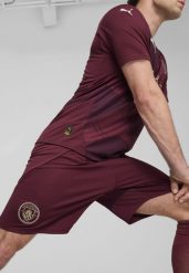 Męskie szorty Manchester City 24/25 PUMA Dark Jasper Red. Czerwone szorty męskie Puma, z żakardem, bez kołnierzyka. Za 191.20 zł.