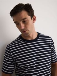 T-shirt regular w paski - granatowy. Niebieskie t-shirty męskie Reserved, l, bez wzorów, z bawełny, bez kołnierzyka. W wyprzedaży za 69.99 zł.