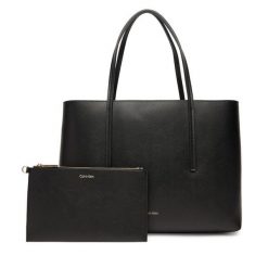 Torebka Calvin Klein. Czarne torebki klasyczne damskie CALVIN KLEIN, bez wzorów, bez dodatków. Za 479.99 zł.