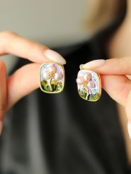 Pierres delicates Pozłacane kolczyki-wkrętki z perłami rozmiar: onesize. Białe kolczyki damskie Pierres delicates, z perłą, pozłacane. Za 56.99 zł.