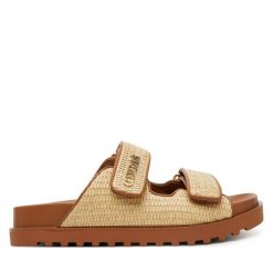Klapki Guess. Brązowe klapki damskie Guess, z aplikacjami, bez obcasa. Za 359.99 zł.