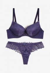 Fioletowy Komplet Biustonosz Push Up i Majtki Ozdobione Romantyczną Koronką Zeril. Fioletowe biustonosze Renee, bez wzorów, z koronki. Za 39.99 zł.