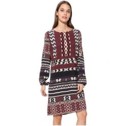 Desigual Kobiety ubierają Vest Marfil 17WWVW77 1003 (rozmiar 36). Spódniczki damskie Desigual, bez wzorów, z materiału. W wyprzedaży za 223.00 zł.