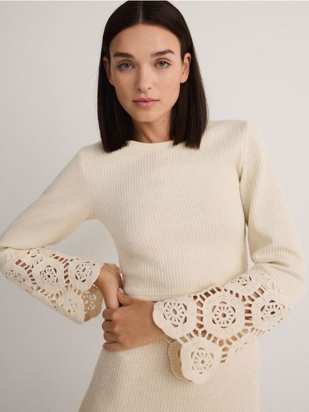 Sweter z dekoracyjnym haftem - kremowy. Białe swetry klasyczne damskie Reserved, l, z bawełny, bez kołnierzyka. W wyprzedaży za 79.99 zł.
