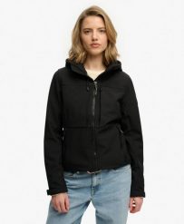 Superdry Kurtka Hooded Classic Trekker slim, wodoodporna, poliester z recyklingu. Czarne kurtki damskie Superdry., bez wzorów, z elastanu. Za 464.15 zł.