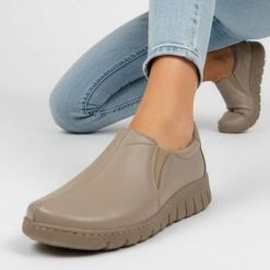 Półbuty damskie Wasak, płaskie skórzane na szeroką stopę z gumką w podbiciu, latte, 415N. Brązowe półbuty damskie Wasak, bez wzorów, ze skóry, eleganckie, bez obcasa, na płaskiej podeszwie. Za 263.99 zł.