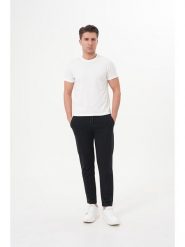 Basics & More Spodnie dresowe w kolorze czarnym rozmiar: M. Czarne spodnie dresowe męskie Basics & More, bez wzorów, z bawełny. Za 92.21 zł.