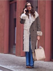 Długi płaszcz z ocieplanym futerkiem - brązowy. Brązowe płaszcze damskie Sinsay, l, bez wzorów. Za 159.99 zł.