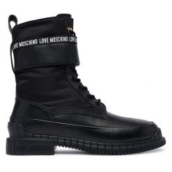 Trzewiki LOVE MOSCHINO. Czarne botki damskie Love Moschino, bez obcasa, na płaskiej podeszwie, bez zapięcia. Za 1,099.00 zł.