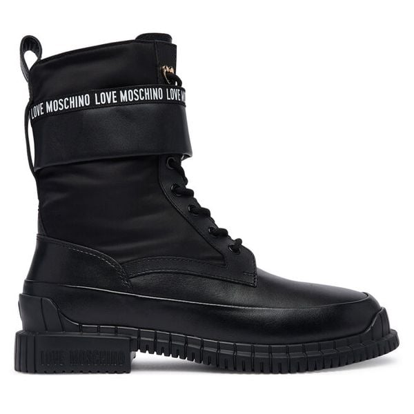 Trzewiki LOVE MOSCHINO. Czarne botki damskie Love Moschino, bez obcasa, na płaskiej podeszwie, bez zapięcia. Za 1,099.00 zł.
