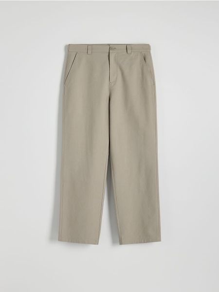 Spodnie straight fit z wiskozą - jasnoszary. Szare spodnie materiałowe męskie Reserved, bez wzorów, z bawełny. W wyprzedaży za 45.99 zł.