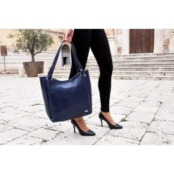 Skórzana torebka damska granatowa PAOLO PERUZZI GA317. Niebieskie torebki klasyczne damskie Paolo Peruzzi, bez wzorów, ze skóry, bez dodatków. Za 499.99 zł.