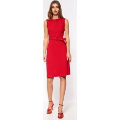 Sukienka z paskiem i guzikami - Czerwona. Czerwone sukienki damskie Nife, xxl, bez wzorów, z elastanu, bez kołnierzyka, bez ramiączek, midi. Za 299.90 zł.
