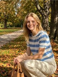 Sweter w paski z wiskozą - niebieski. Niebieskie swetry klasyczne damskie Sinsay, l, z wiskozy, bez kołnierzyka. Za 39.99 zł.