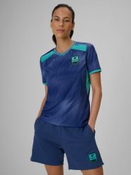 4F Koszulka piłkarska regular szybkoschnąca damska - denim S. Niebieskie bluzki sportowe damskie 4f, s, z denimu, bez kołnierzyka, bez ramiączek. W wyprzedaży za 59.99 zł.