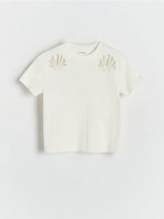 T-shirt z haftowanym wzorem - złamana biel. Koszulki dziewczęce Reserved, bez wzorów, z bawełny, bez ramiączek. W wyprzedaży za 19.99 zł.