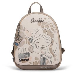 Plecak damski Anekke, z ozdobnym motywem graficznym i metalowym logotypem zamykany na zamek wyposażony w poręczną rączkę regulowane szelki oraz dekor. Brązowe plecaki damskie Anekke, bez wzorów, biznesowe. Za 379.00 zł.