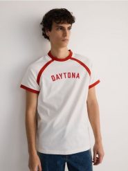 T-shirt regular z nadrukiem - czerwony. Czerwone t-shirty męskie Reserved, l, bez wzorów, z bawełny, bez kołnierzyka. W wyprzedaży za 49.99 zł.