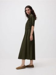 Bawełniana sukienka koszulowa - zielony. Zielone sukienki damskie Reserved, na co dzień, l, bez wzorów, z bawełny, bez kołnierzyka, bez ramiączek, midi, koszulowe. W wyprzedaży za 99.99 zł.
