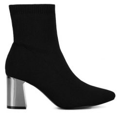 Botki Jenny Fairy. Czarne botki damskie Jenny Fairy, bez obcasa, na słupku, bez zapięcia. Za 159.99 zł.
