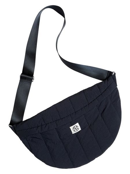 MOSS COPENHAGEN Torebka "Sasja" w kolorze granatowym rozmiar: onesize. Niebieskie torebki klasyczne damskie MOSS COPENHAGEN, bez wzorów, pikowane, bez dodatków. Za 127.05 zł.