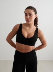 Damski biustonosz sportowy, lekkie wsparcie Shape Seamless Deep Cut czarny. Czarne biustonosze sportowe damskie Aim'n, bez wzorów, z dzianiny. Za 169.00 zł.