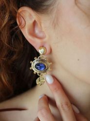 Pierres delicates Pozłacane kolczyki-wkrętki z szafirami rozmiar: onesize. Niebieskie kolczyki damskie Pierres delicates, z szafirem, pozłacane. Za 43.99 zł.