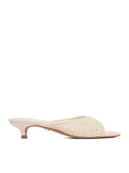 Nine West Klapki CEO-NV-015 Beżowy. Brązowe klapki damskie Nine West, bez wzorów, z materiału, bez obcasa. Za 229.99 zł.