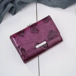 Portfel damski skórzany lakierowany mały purpurowy z RFID SP-27-PRP. Fioletowe portfele damskie bez wzorów, z lakierowanej skóry. Za 99.00 zł.