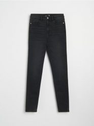 Spodnie jeansowe skinny - czarny. Czarne spodnie materiałowe damskie Sinsay, bez wzorów, z jeansu. W wyprzedaży za 39.99 zł.