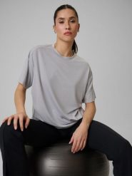 4F Koszulka treningowa loose szybkoschnąca damska - szara XL. Szare bluzki damskie 4f, xl, bez wzorów, bez kołnierzyka. Za 129.99 zł.