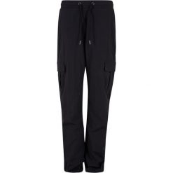 Damskie nylonowe spodnie cargo Urban Classics. Czarne spodnie materiałowe damskie Urban Classics, bez wzorów, z materiału. Za 170.45 zł.