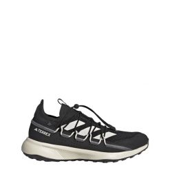 Buty Terrex Voyager 21 Travel. Białe obuwie do biegania damskie Adidas. Za 387.90 zł.