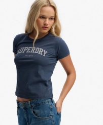 Superdry Dopasowany T-shirt Athletic Essentials z nadrukiem – CLASSIC NAVY. Niebieskie t-shirty damskie Superdry., uniwersalny, bez wzorów, z bawełny, bez kołnierzyka. Za 121.05 zł.