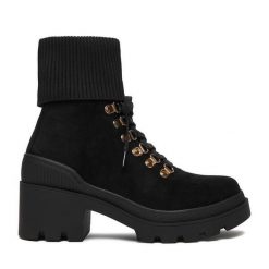 Trzewiki DeeZee. Czarne botki damskie DeeZee, bez obcasa, na słupku, bez zapięcia. Za 199.99 zł.