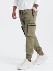 Męskie spodnie JOGGERY z zapinanymi kieszeniami cargo - jasnooliwkowe V1 OM-PAJO-0135 - XL. Zielone spodnie materiałowe męskie Ombre Clothing, bez wzorów, z bawełny, wizytowe. Za 113.99 zł.