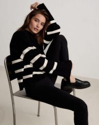 Damski sweter z długim rękawem, regularny krój Perfect Knit czarny w paski. Białe swetry klasyczne damskie Aim'n, l, z dzianiny, bez kołnierzyka. Za 285.75 zł.