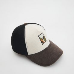 Czapka trucker z naszywką - brązowy. Brązowe czapki męskie Reserved, z aplikacjami. W wyprzedaży za 45.99 zł.