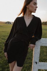 Elegancka sukienka na zakładkę w kolorze spranej czerni - SENTIMA-M. Sukienki damskie Marsala, na imprezę, l, bez wzorów, z poliamidu, eleganckie, bez kołnierzyka, bez ramiączek, maxi, dopasowane. W wyprzedaży za 107.97 zł.