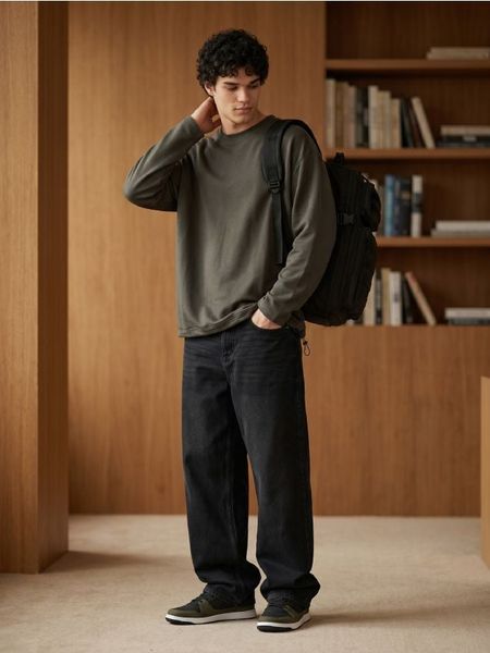 Bawełniana koszulka comfort fit z długim rękawem i stoperem - khaki. Brązowe koszulki męskie z długim rękawem Sinsay, l, z bawełny. Za 39.99 zł.