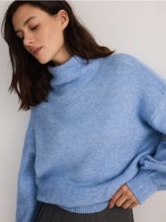 Gładki golf - jasnoniebieski. Niebieskie golfy damskie Reserved, l, bez wzorów, z dzianiny, bez ramiączek. W wyprzedaży za 99.99 zł.