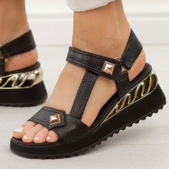 Czarne skórzane sandały damskie na koturnie DiA 3070. Czarne sandały damskie DiA, bez wzorów, ze skóry, bez obcasa, na koturnie. Za 359.00 zł.