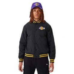 Kurtka bomberka New Era NBA Los Angeles Lakers Script Bomber Jacket - 60332205. Czarne kurtki damskie New Era, bez wzorów, bez kaptura. Za 620.55 zł.