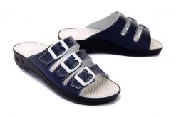 SOLO 054FA granatowy, klapki/fakirki profilaktyczne damskie. Niebieskie klapki damskie Solo, bez wzorów, bez obcasa, na koturnie. Za 139.90 zł.