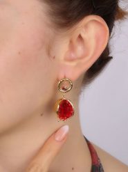 L'Atelier de Gaia Pozłacane kolczyki-wkrętki z kryształami rozmiar: onesize. Czerwone kolczyki damskie L'Atelier de Gaia, z kryształem, pozłacane. Za 100.75 zł.